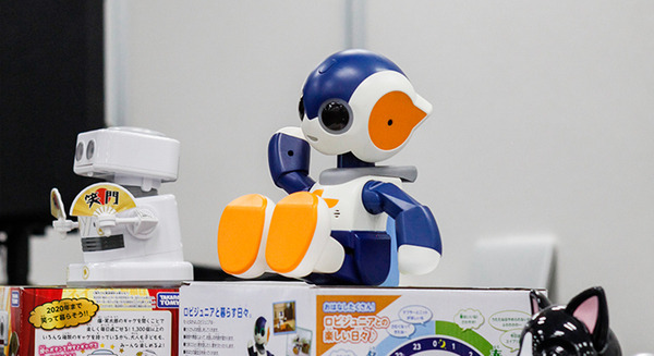タカラトミーは新商品「もっとなかよしRobi Jr.」などを展示 RPF#009
