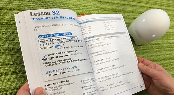 日本語も話せる！カシオの英会話ロボ「Lesson Pod（レッスンポッド