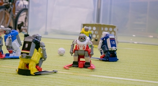 W杯開幕記念】おじさんもお姉さんも熱中！ 「サッカーボーグ」6体で