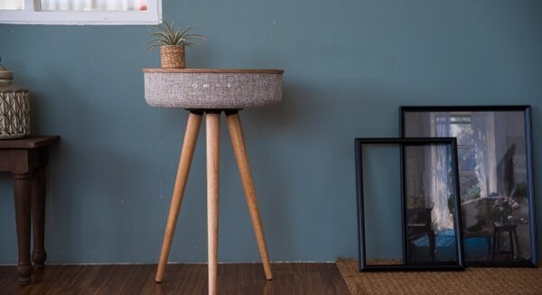 テーブルにスマホを置くだけで充電できるテーブル型Bluetooth