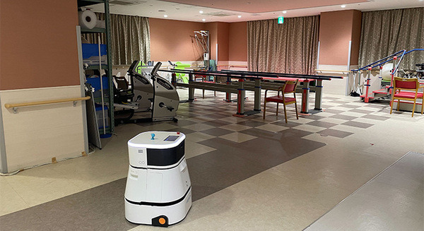 介護老人保健施設で水拭き・ブラッシング・吸引が可能な自動清掃
