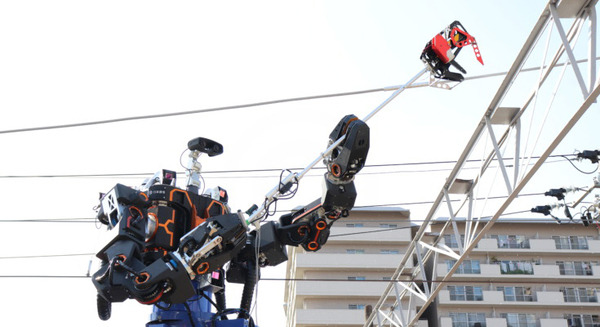 【世界初】JR西日本の鉄道設備のメンテナンスに巨大な人型重機ロボット導入　人間による直感的な遠隔操作を実現 | ロボスタ - ロボット･AI情報WEBマガジン