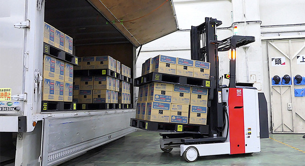 ラピュタロボティクスの自動フォークリフトが「トラック積み下ろし