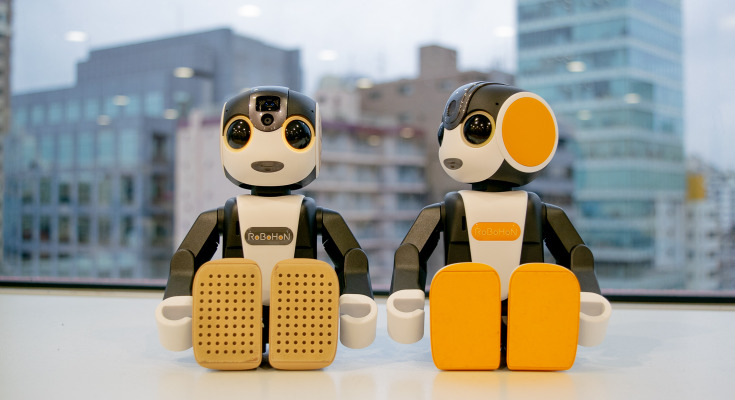 新旧ロボホン徹底比較！ 足の角度や立ち上がり方、座り方、逆立ちも