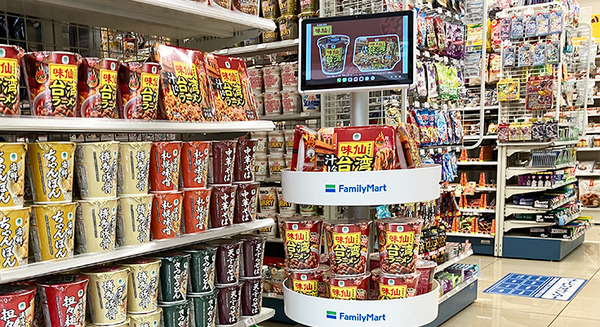 ファミマが販促も床清掃もする小型モニター搭載ロボット「ポム」を60