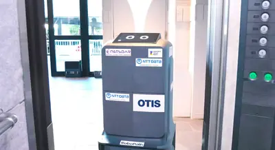 ロボットが自律的にエレベーターを呼び搬送作業 福岡市の集合住宅で日本オーチスが実証プロジェクト 画像