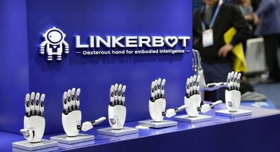370gで50kgを持ち上げるロボットハンド「CES 2026」でLinkerbotが業界標準を覆す技術を公開 画像