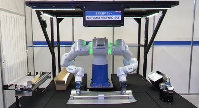 安川電機が双腕ロボットで梱包作業を自動化、模倣学習と強化学習でティーチングレス実現 画像