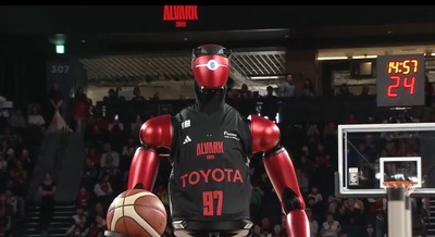 トヨタ最新AIバスケロボ「CUE7」が試合会場を沸かす｜アルバルク東京選手を参考にした動作を披露 画像