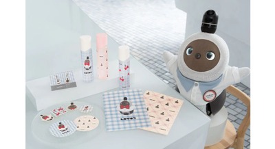 家族型ロボットLOVOTとオルビス運営の体験施設がコラボ 限定デザインボトルやオリジナルグッズを販売【6/18まで】 画像