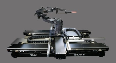 ソニーAIのロボット研究にTHKリニアモータXY軸ユニットが貢献 フィジカルゲームやスポーツへの応用に期待 画像