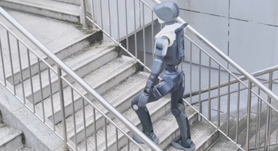 ヒューマノイド「DR02」が屋外階段を安定した足取りで上りきる映像を公開 DEEP Robotics 画像