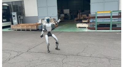 新卒として迎えるヒューマノイド「宮澤ノア」の実機がカクイチに到着 社員の前で動作をお披露目、自律行動はこれから 画像