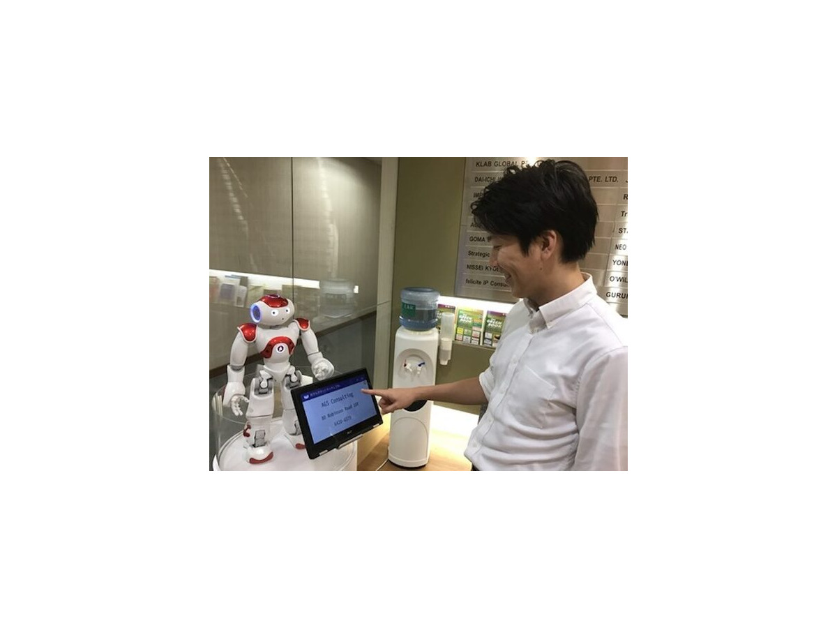 CROSSCOOP SINGAPORE、受付業務省力化に向けてNAOを使った実験結果を発表