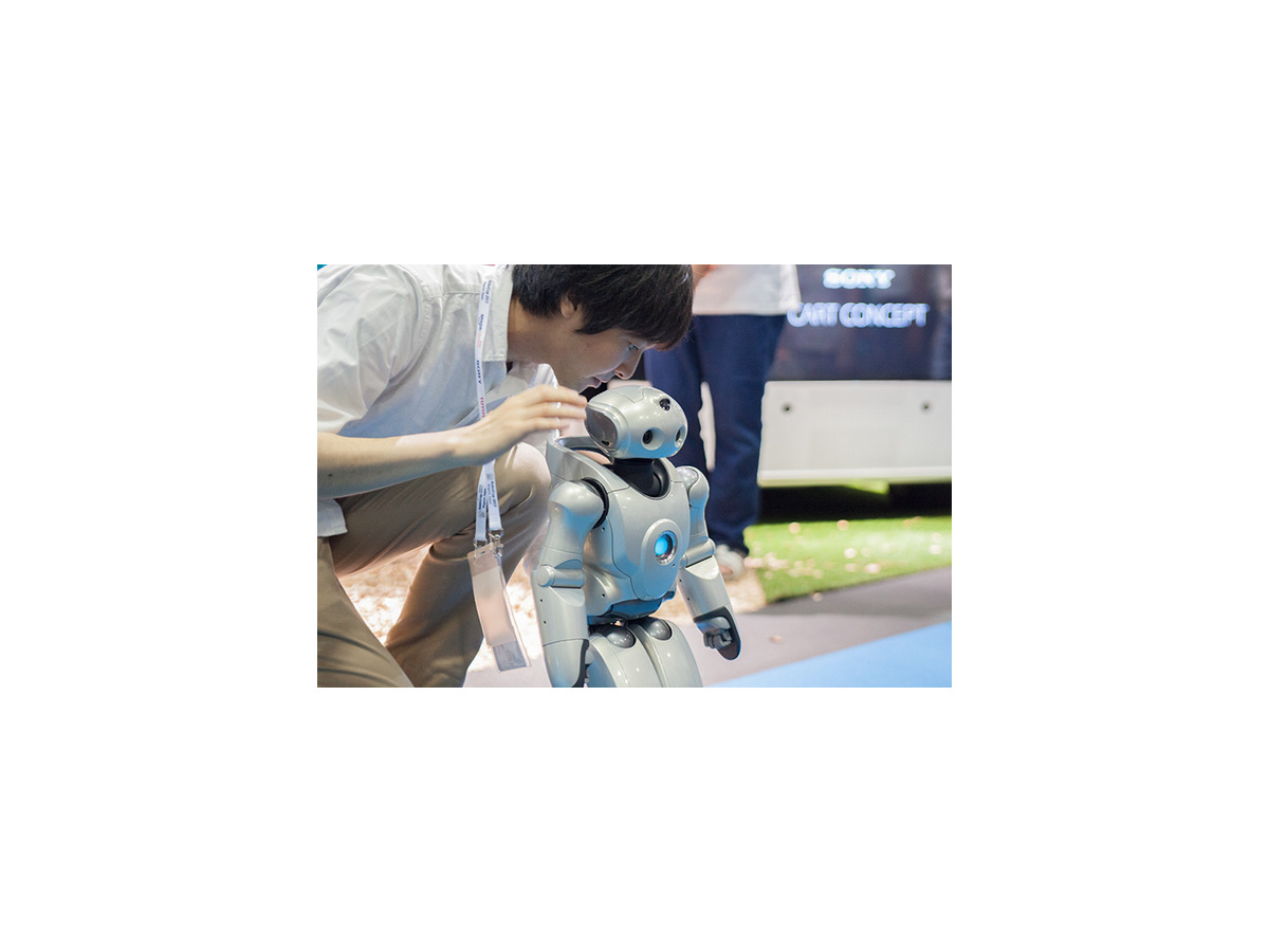 伝説のソニー製二足歩行ロボット「QRIO」、ロボカップ会場でダンスパフォーマンスを披露
