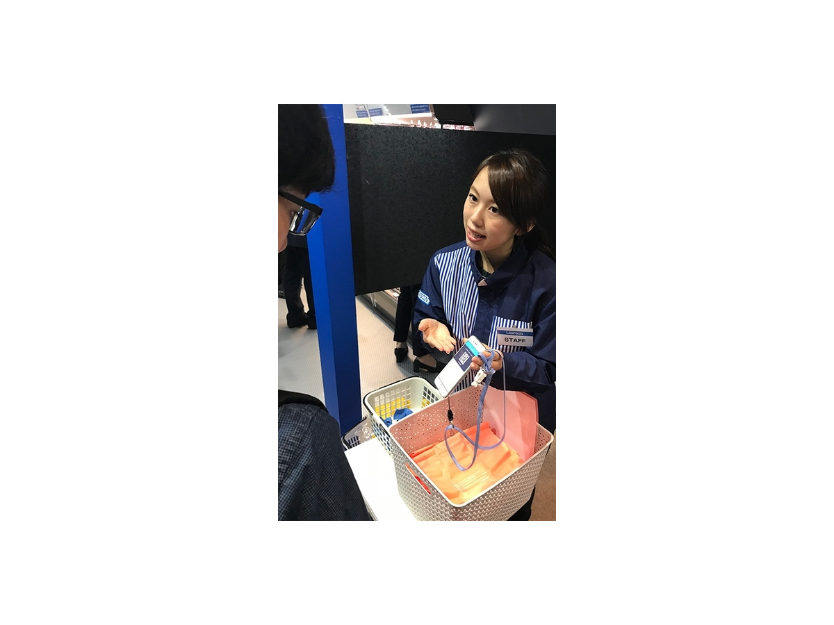 ローソンが見せる未来のコンビニ像　投影キャラクターによる接客と無人自動店舗
