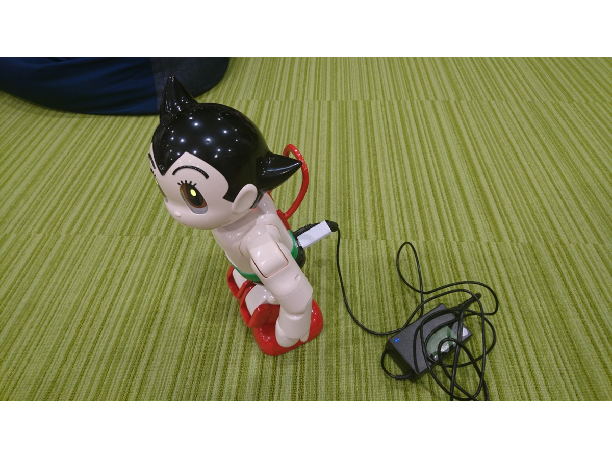 講談社のロボット「ATOM」がバージョンアップ！ USBメモリにバックアップができるようになったのでやってみた！