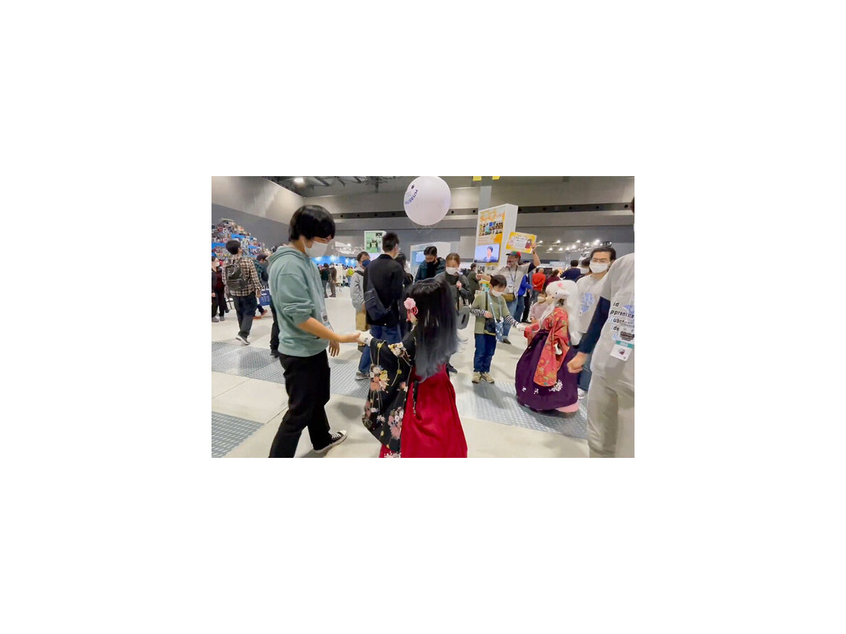 身長125cmのメイド少女ロボット3姉妹が登場！手をつないで歩こう「いつかメイドロボ喫茶を作りたい」MaSiRo Project