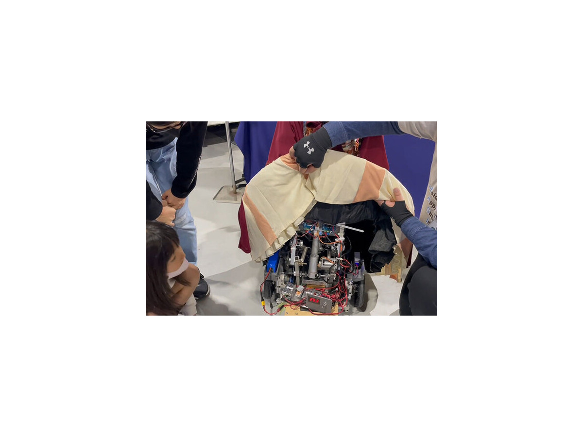 身長125cmのメイド少女ロボット3姉妹が登場！手をつないで歩こう「いつかメイドロボ喫茶を作りたい」MaSiRo Project