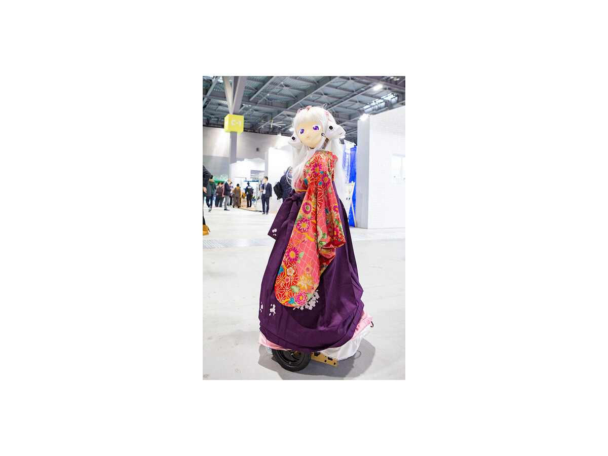 身長125cmのメイド少女ロボット3姉妹が登場！手をつないで歩こう「いつかメイドロボ喫茶を作りたい」MaSiRo Project