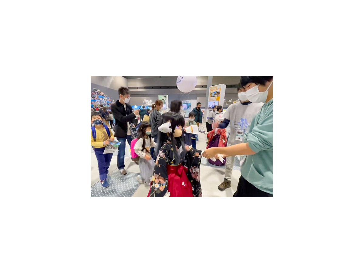 身長125cmのメイド少女ロボット3姉妹が登場！手をつないで歩こう「いつかメイドロボ喫茶を作りたい」MaSiRo Project