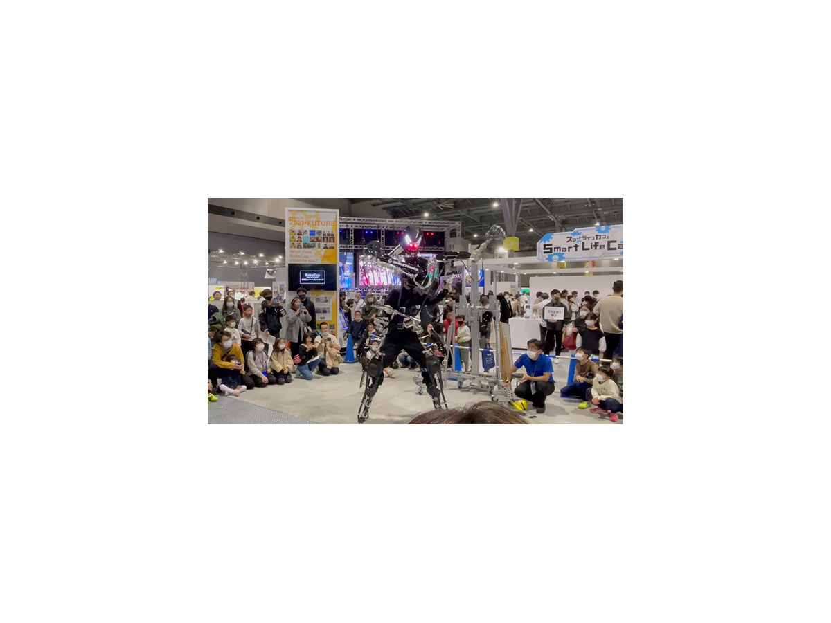 黒い「スケルトニクス」がロボカップ会場に登場　身長3mの身体拡張ロボットスーツのパフォーマンスに来場者の歓声ひびく
