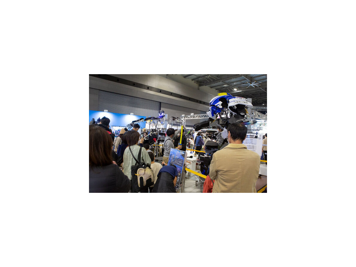 黒い「スケルトニクス」がロボカップ会場に登場　身長3mの身体拡張ロボットスーツのパフォーマンスに来場者の歓声ひびく