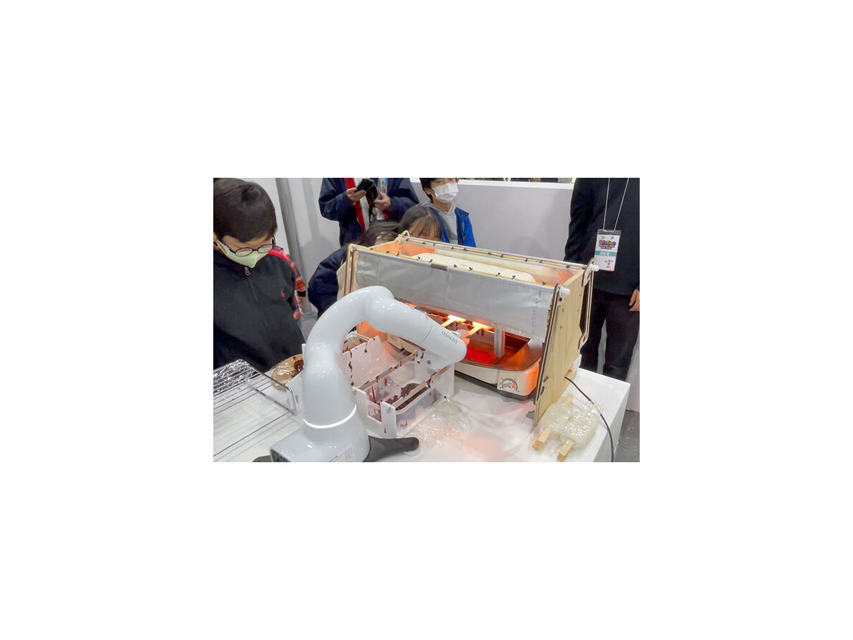 五平餅を焼いて、クレープを作り、抹茶を点てる調理ロボットたち　「スマートライフカフェ」のシェフは協働ロボット「COBOTTA」