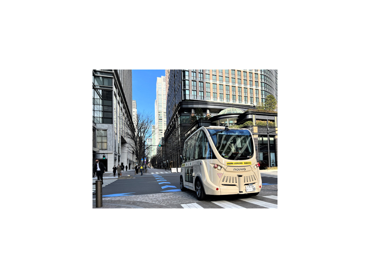 未来のスマートシティ　丸の内で歩行者専用道の全区間1.2kmを自動運転バスが低速で走行　走行位置は「Oh MY Map!」で分かる
