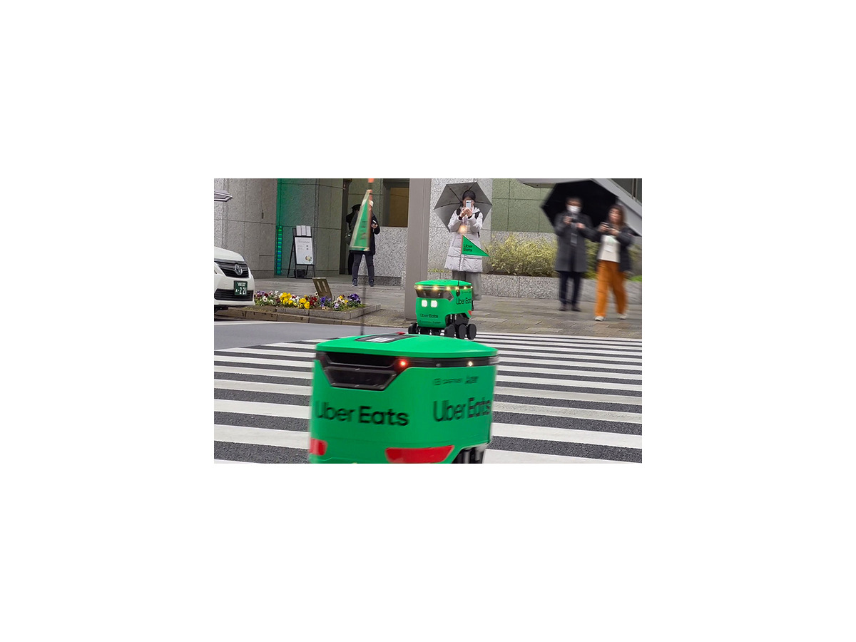 【速報】Uber Eatsが自動運転デリバリーロボットを導入！東京都内で料理の配達を6日から開始、実演走行を公開