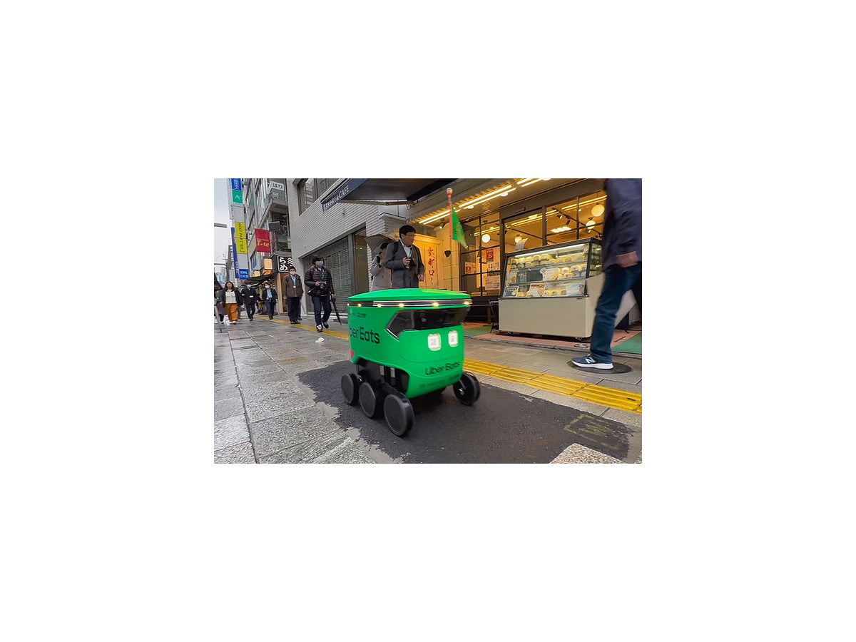 【速報】Uber Eatsが自動運転デリバリーロボットを導入！東京都内で料理の配達を6日から開始、実演走行を公開