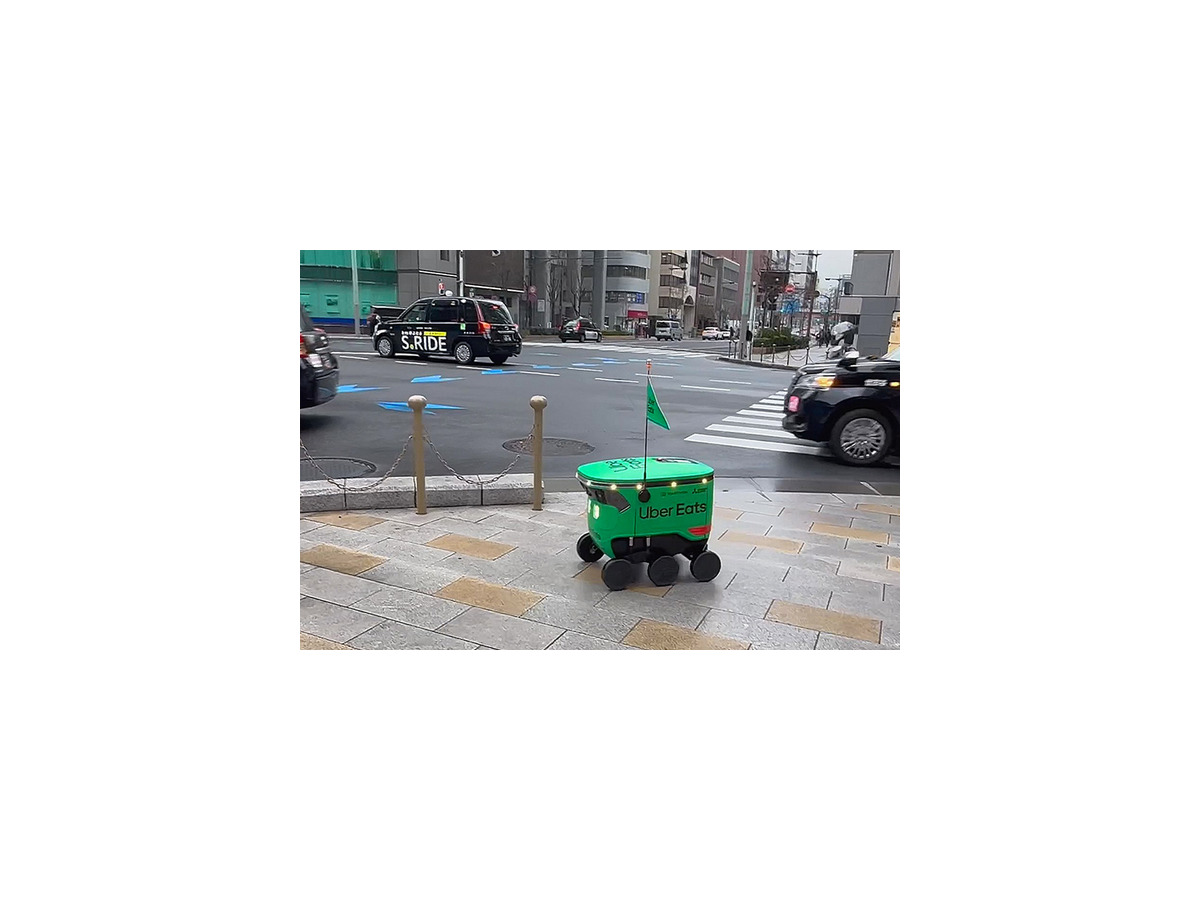 【速報】Uber Eatsが自動運転デリバリーロボットを導入！東京都内で料理の配達を6日から開始、実演走行を公開