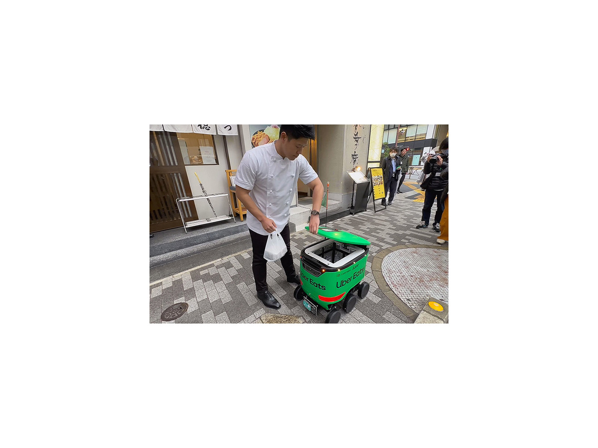 【速報】Uber Eatsが自動運転デリバリーロボットを導入！東京都内で料理の配達を6日から開始、実演走行を公開