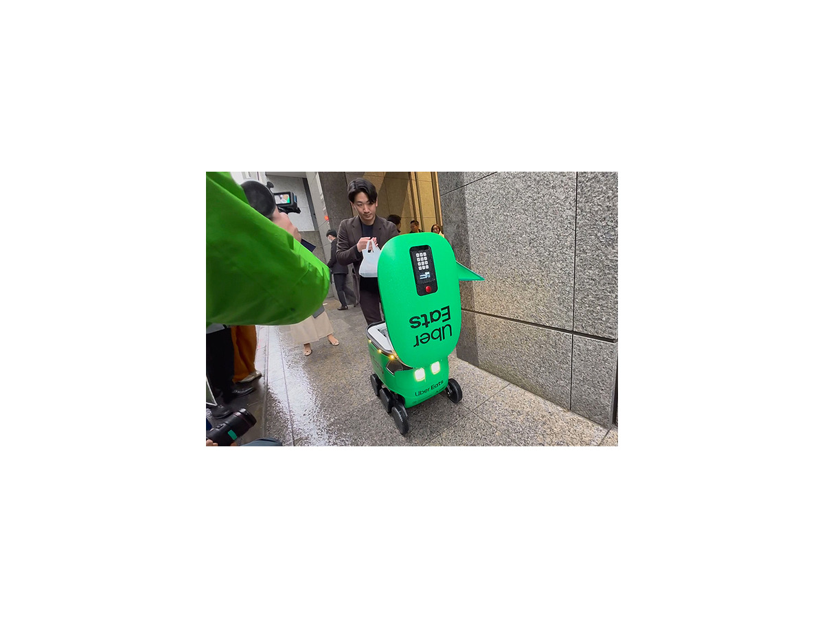 【速報】Uber Eatsが自動運転デリバリーロボットを導入！東京都内で料理の配達を6日から開始、実演走行を公開