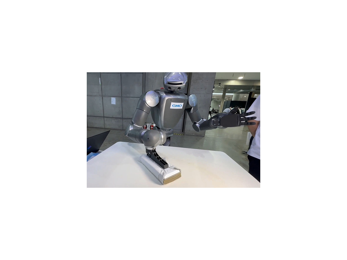 テーブルの汚れをみつけて自律的に拭き取るヒューマノイドのデモを展示　東京ロボティクスがGMO AIR展示ブースで