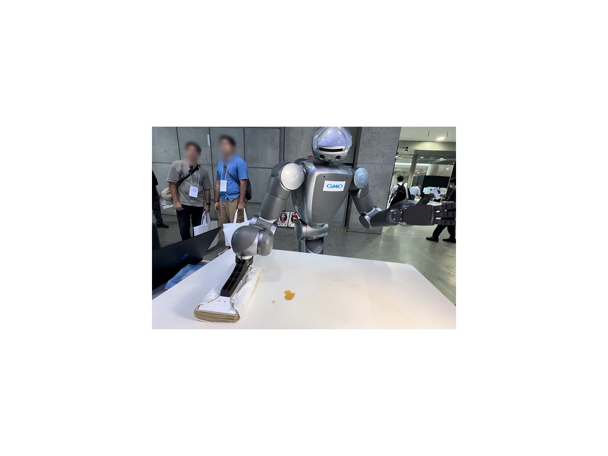 テーブルの汚れをみつけて自律的に拭き取るヒューマノイドのデモを展示　東京ロボティクスがGMO AIR展示ブースで