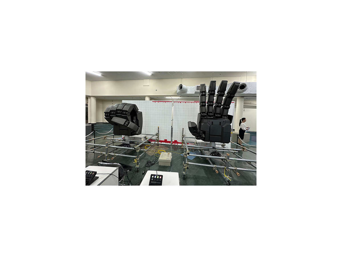 現代科学でビーム・サーベルは実現できる？ハロが乗った多脚型ロボットの操縦体験、横浜ガンダムの手でジャンケン「GUNDAM NEXT FUTURE SCIENCE展」内覧会レポート