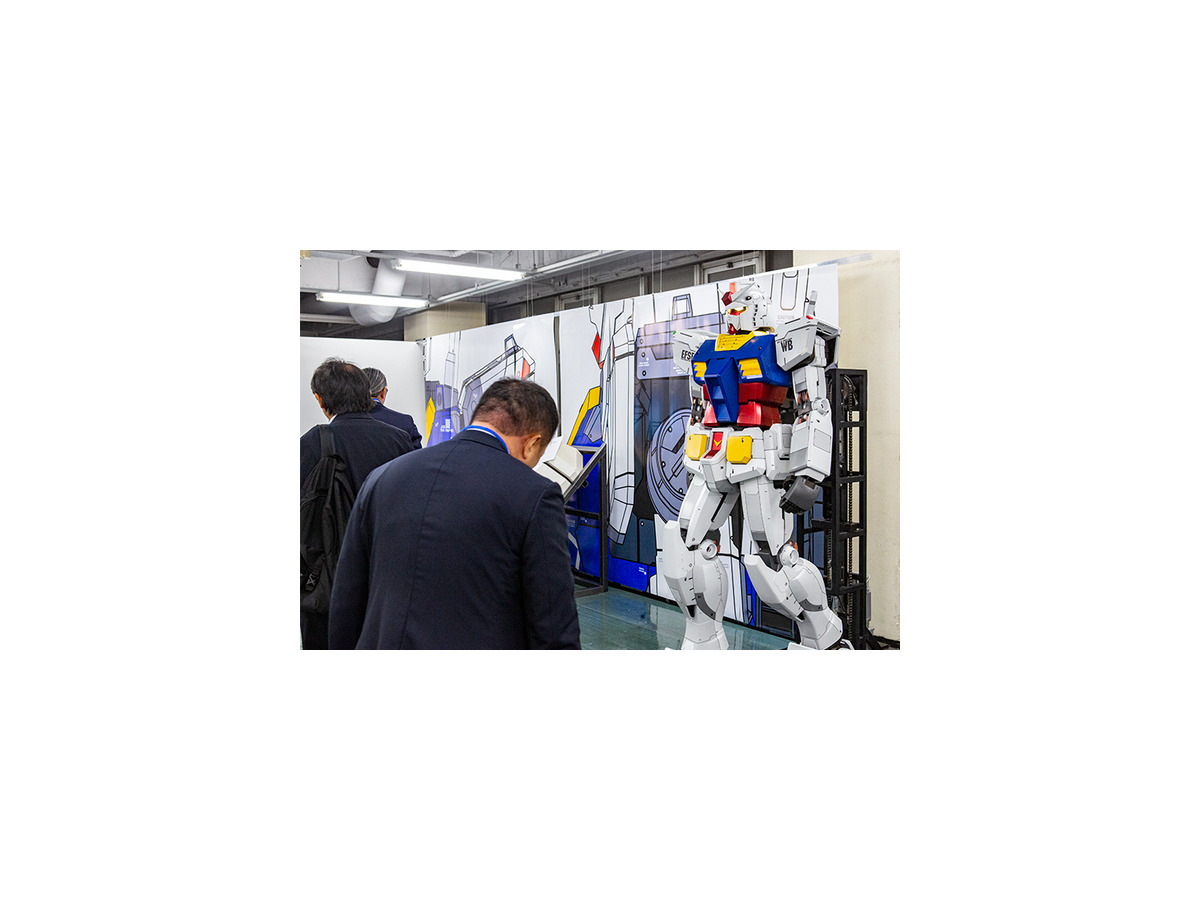 現代科学でビーム・サーベルは実現できる？ハロが乗った多脚型ロボットの操縦体験、横浜ガンダムの手でジャンケン「GUNDAM NEXT FUTURE SCIENCE展」内覧会レポート