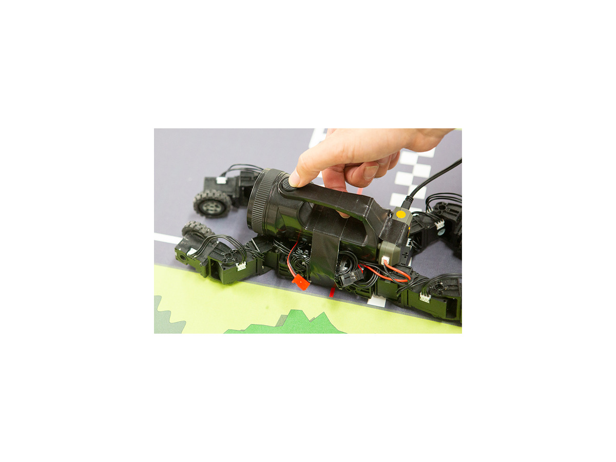 現代科学でビーム・サーベルは実現できる？ハロが乗った多脚型ロボットの操縦体験、横浜ガンダムの手でジャンケン「GUNDAM NEXT FUTURE SCIENCE展」内覧会レポート