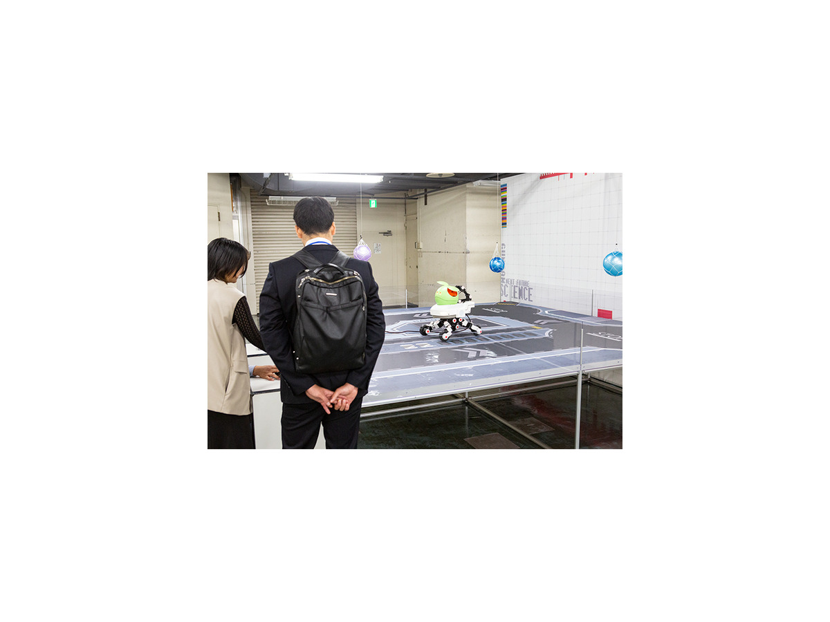 現代科学でビーム・サーベルは実現できる？ハロが乗った多脚型ロボットの操縦体験、横浜ガンダムの手でジャンケン「GUNDAM NEXT FUTURE SCIENCE展」内覧会レポート