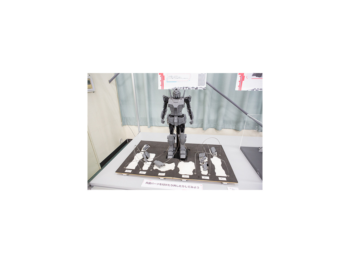 現代科学でビーム・サーベルは実現できる？ハロが乗った多脚型ロボットの操縦体験、横浜ガンダムの手でジャンケン「GUNDAM NEXT FUTURE SCIENCE展」内覧会レポート
