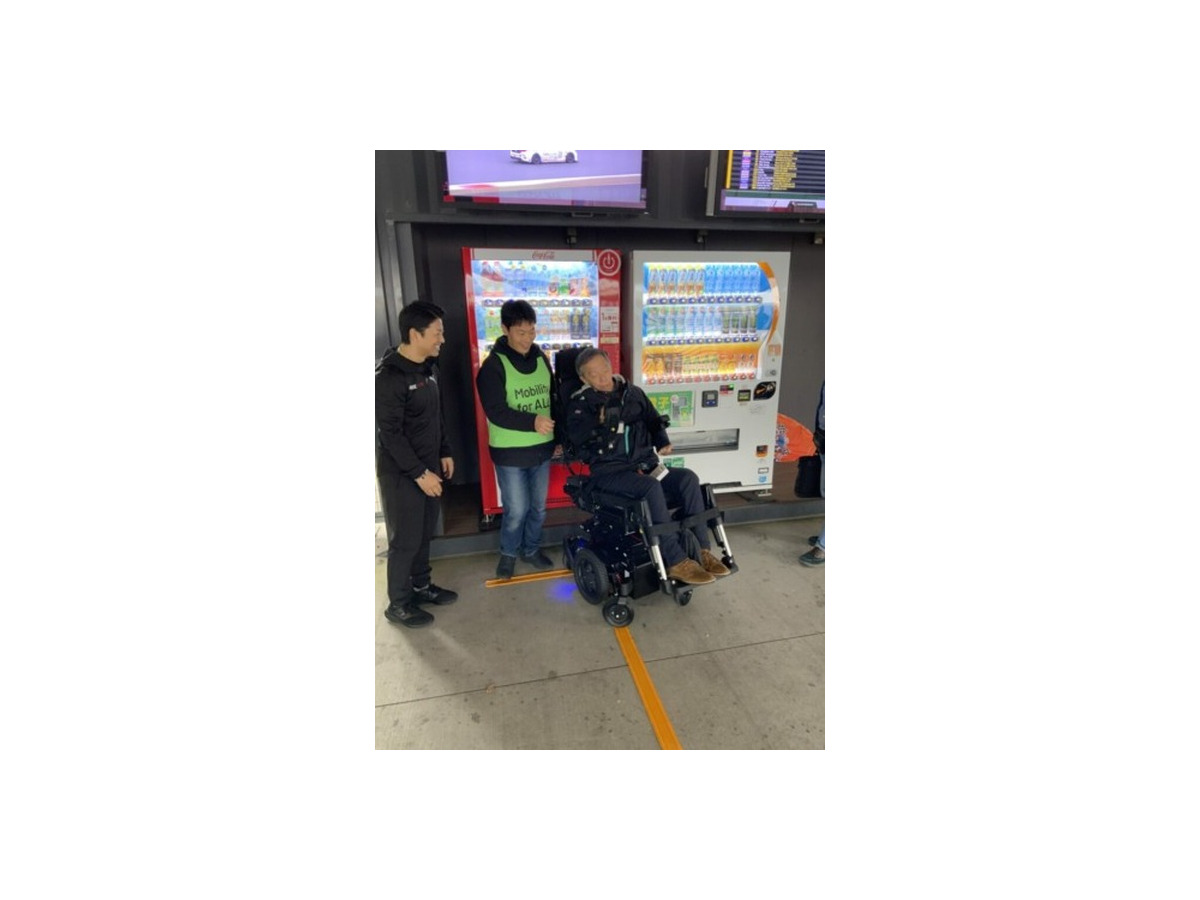 「トヨタイムズ」がコボリンの姿勢変換機能つきロボット電動車いす「ハイネル」を紹介　実証実験の様子を特集