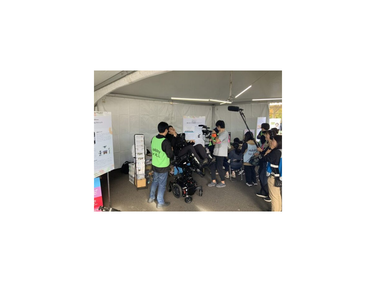 「トヨタイムズ」がコボリンの姿勢変換機能つきロボット電動車いす「ハイネル」を紹介　実証実験の様子を特集