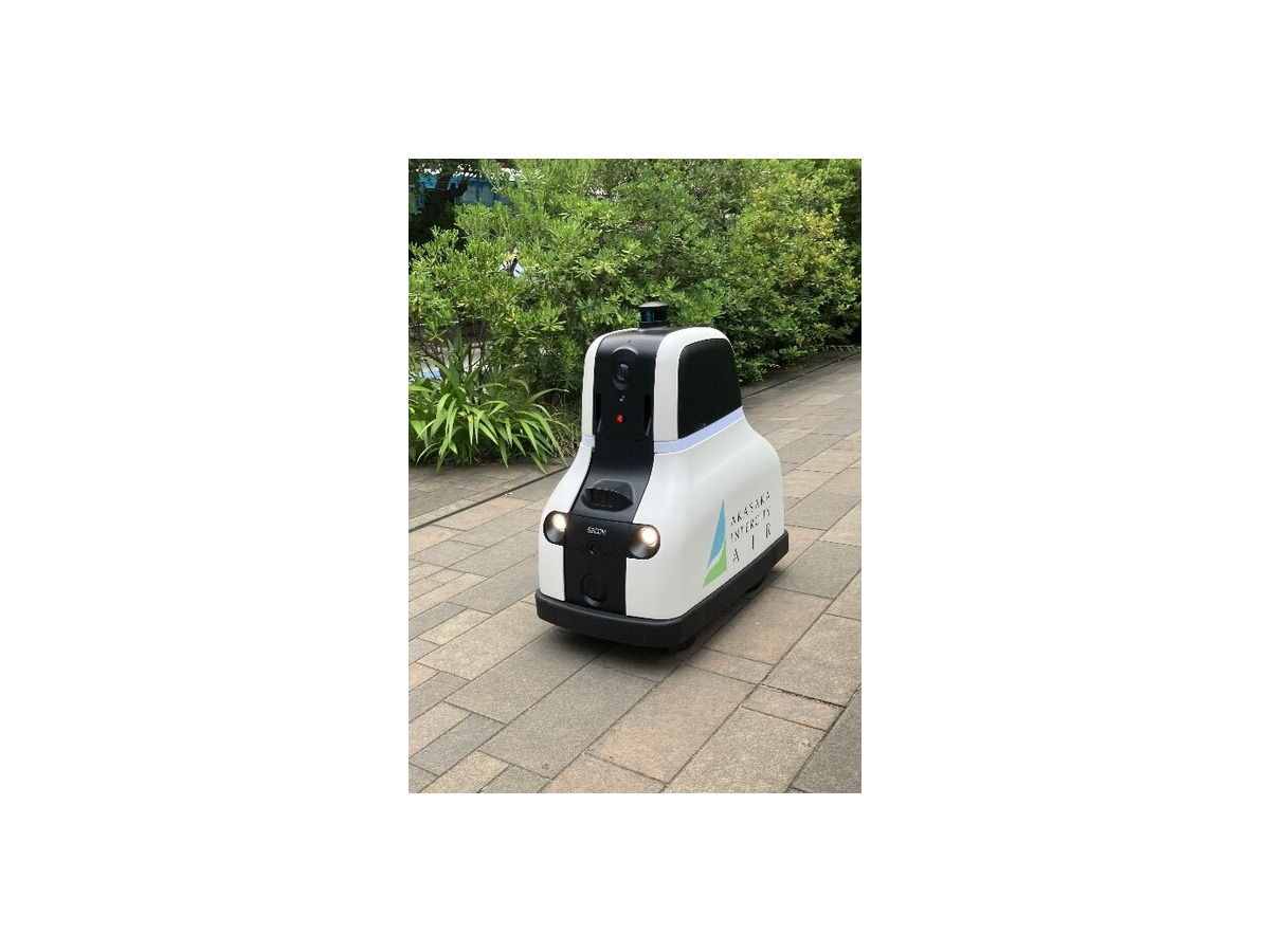 「赤坂インターシティAIR」でセコムの警備ロボットが夜間の巡回を開始　公道での夜間巡回警備は日本初
