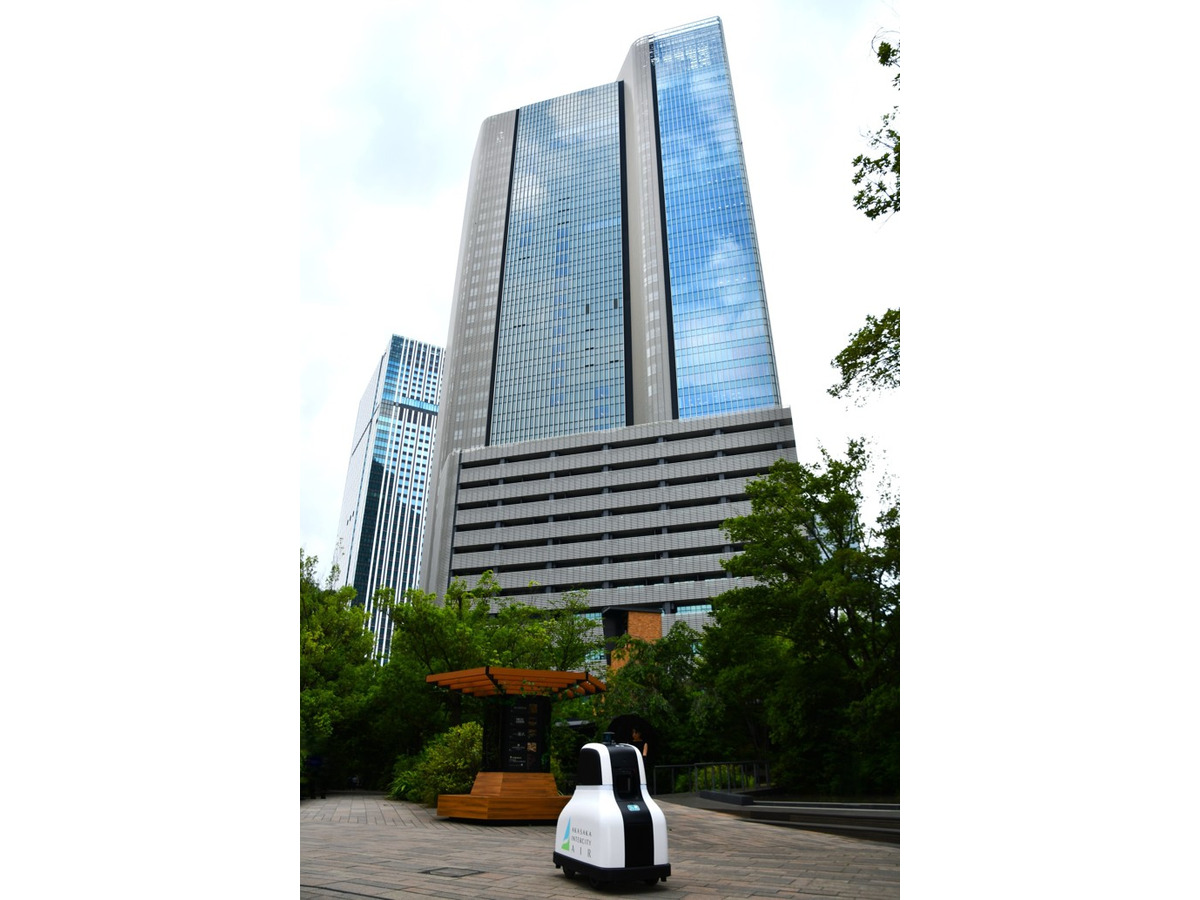 「赤坂インターシティAIR」でセコムの警備ロボットが夜間の巡回を開始　公道での夜間巡回警備は日本初