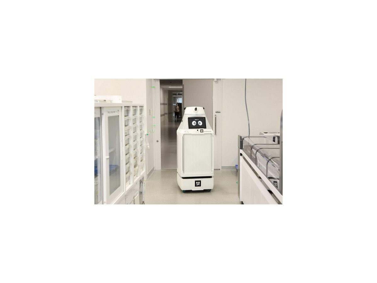藤田医大＆川崎重工 2種ロボット連携で検体配送から検査機器投入の自動化を世界初実現！