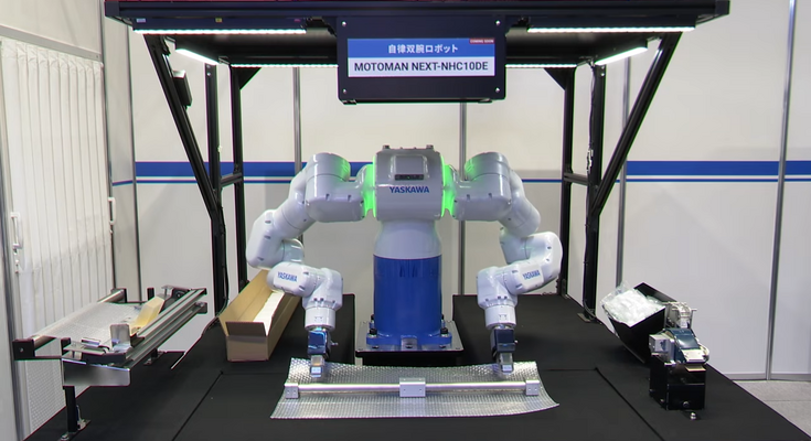 安川電機が双腕ロボットで梱包作業を自動化、模倣学習と強化学習でティーチングレス実現 画像