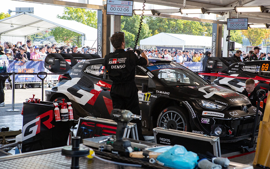 白熱のWRCラリージャパン、オジエが首位死守、勝田が肉薄！人気のサービスパークに歓声が響く