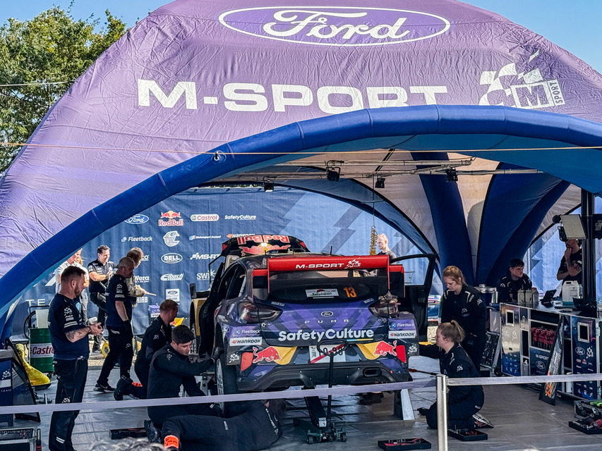 白熱のWRCラリージャパン、オジエが首位死守、勝田が肉薄！人気のサービスパークに歓声が響く