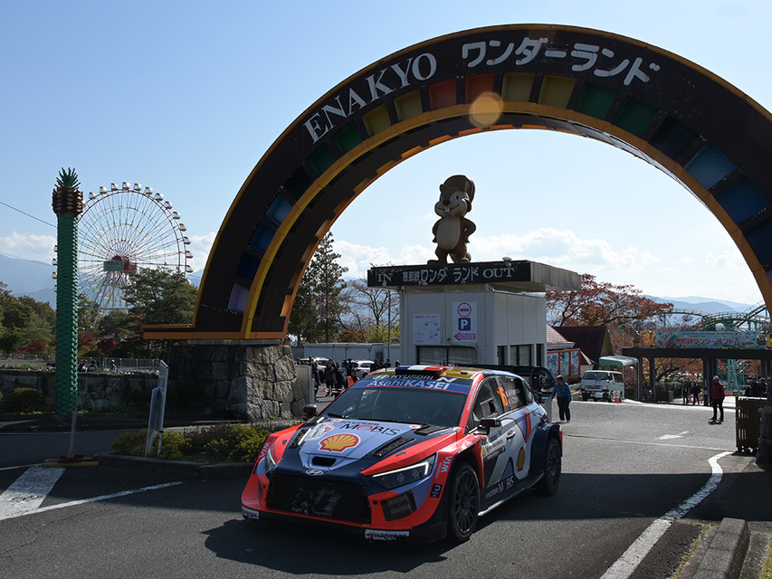 岐阜・恵那峡で整備後、午後の山岳SSへ　オジエとエバンスが僅差バトル、WRCラリージャパン